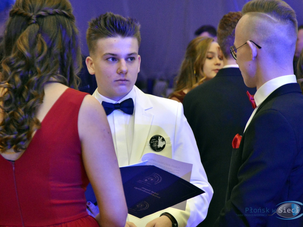 Bal na ponad dwieście par! Studniówka w liceum przy Płockiej [FOTORELACJA]