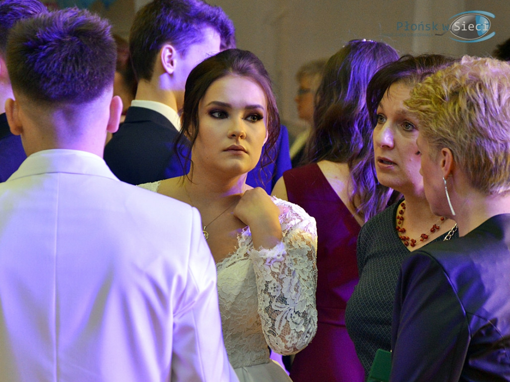 Bal na ponad dwieście par! Studniówka w liceum przy Płockiej [FOTORELACJA]