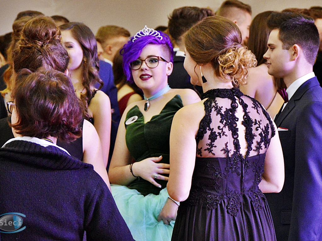 Bal na ponad dwieście par! Studniówka w liceum przy Płockiej [FOTORELACJA]