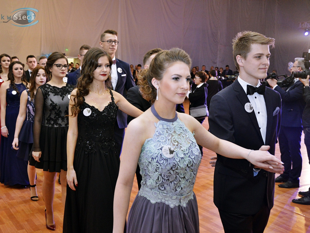 Bal na ponad dwieście par! Studniówka w liceum przy Płockiej [FOTORELACJA]