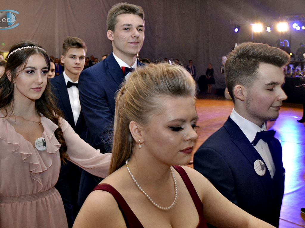 Bal na ponad dwieście par! Studniówka w liceum przy Płockiej [FOTORELACJA]