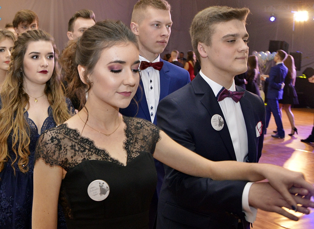 Bal na ponad dwieście par! Studniówka w liceum przy Płockiej [FOTORELACJA]