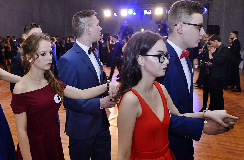 Bal na ponad dwieście par! Studniówka w liceum przy Płockiej [FOTORELACJA]