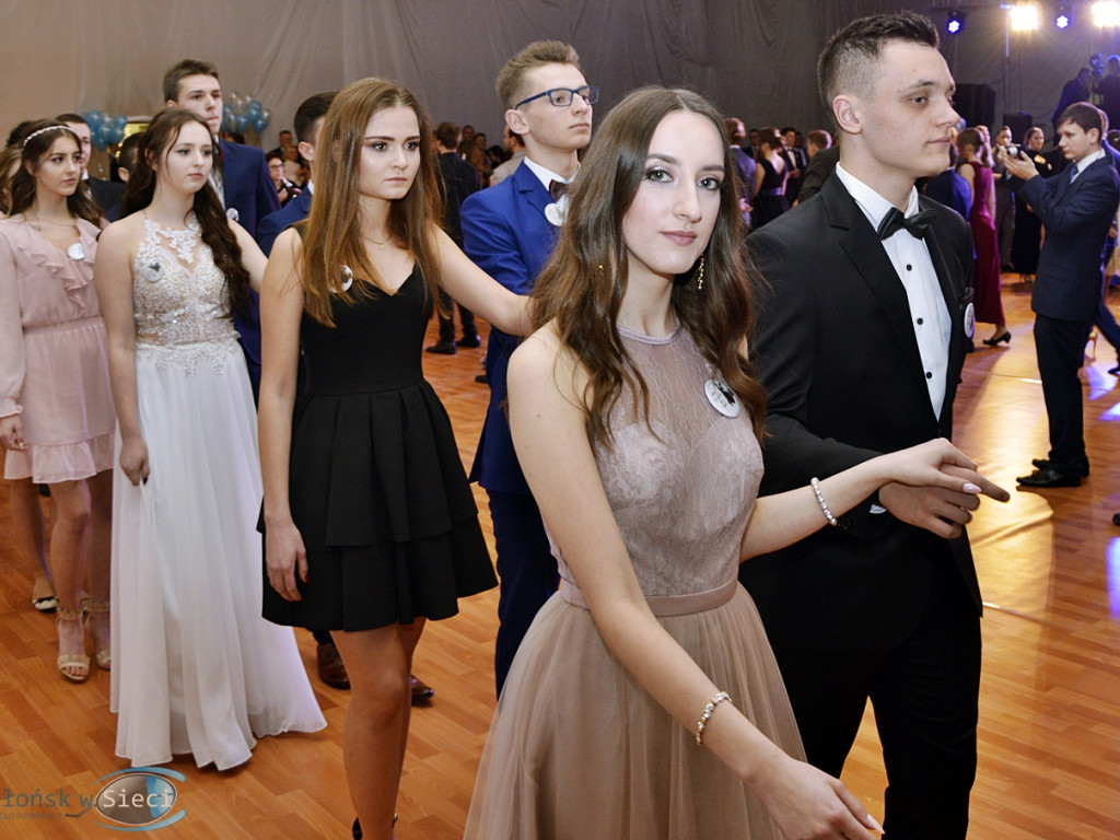 Bal na ponad dwieście par! Studniówka w liceum przy Płockiej [FOTORELACJA]
