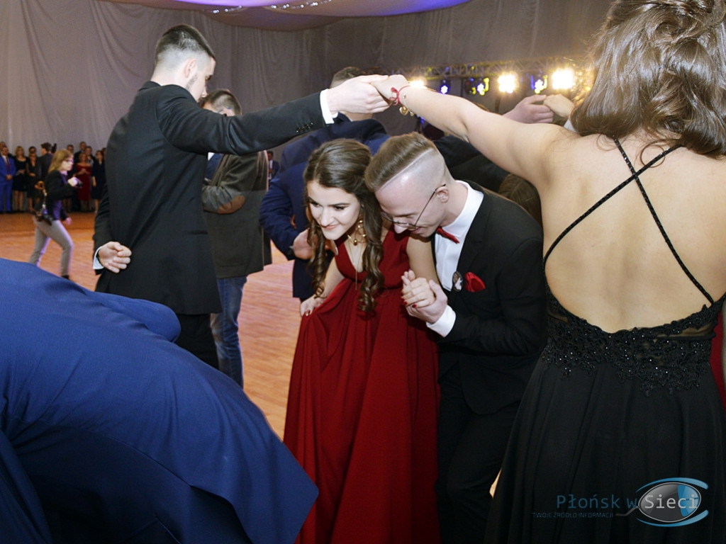 Bal na ponad dwieście par! Studniówka w liceum przy Płockiej [FOTORELACJA]