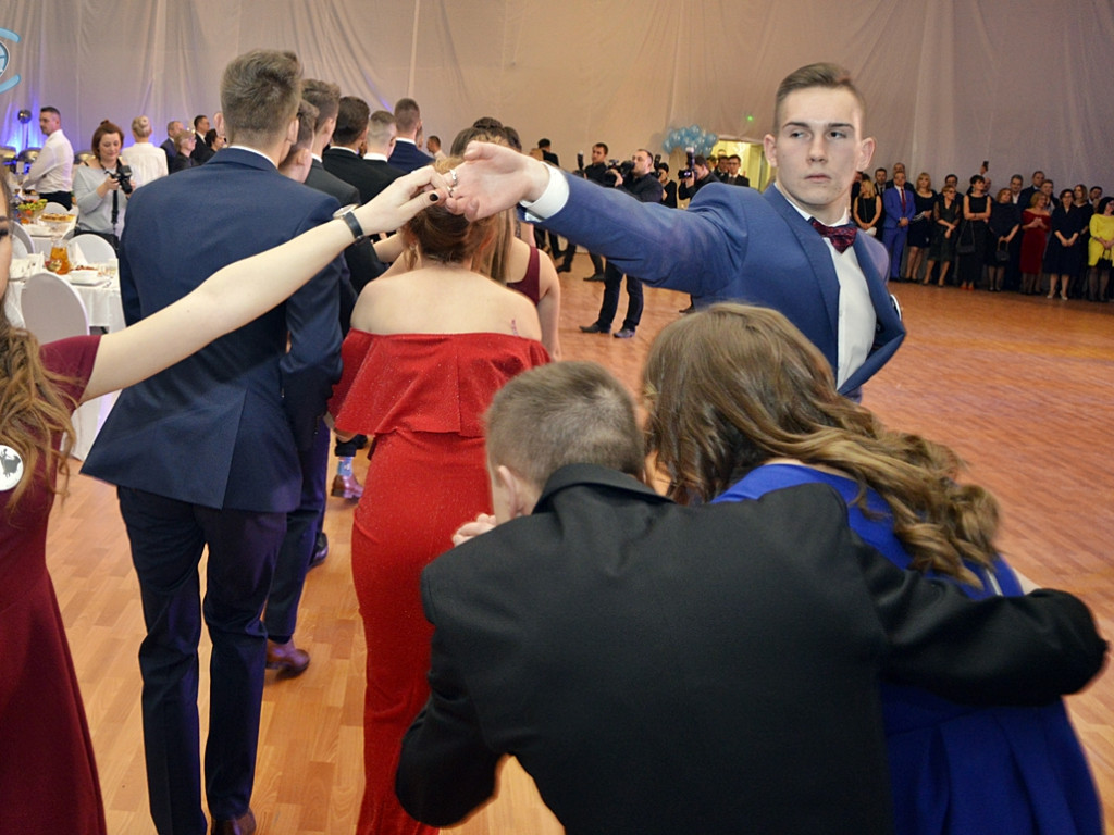 Bal na ponad dwieście par! Studniówka w liceum przy Płockiej [FOTORELACJA]