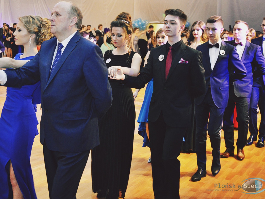 Bal na ponad dwieście par! Studniówka w liceum przy Płockiej [FOTORELACJA]