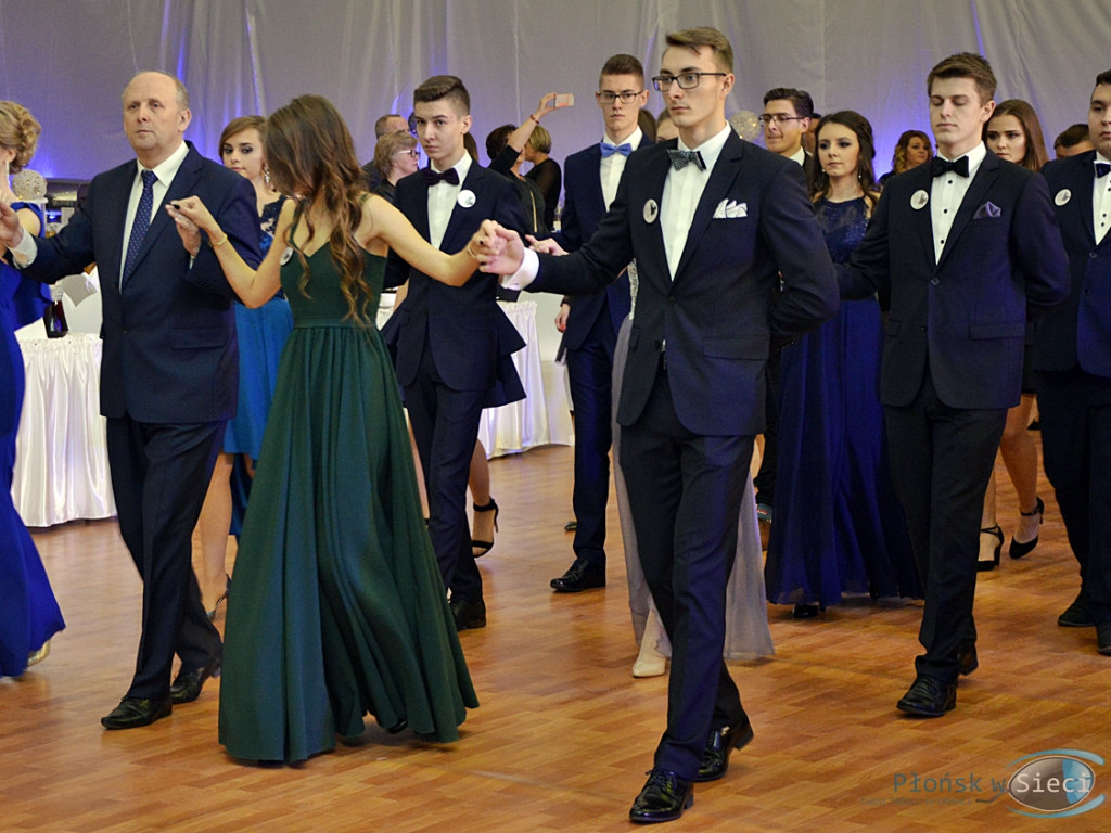 Bal na ponad dwieście par! Studniówka w liceum przy Płockiej [FOTORELACJA]