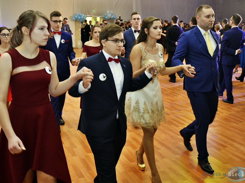 Bal na ponad dwieście par! Studniówka w liceum przy Płockiej [FOTORELACJA]