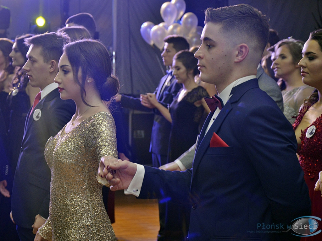 Bal na ponad dwieście par! Studniówka w liceum przy Płockiej [FOTORELACJA]