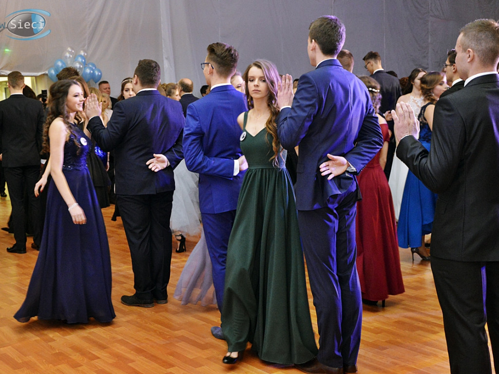 Bal na ponad dwieście par! Studniówka w liceum przy Płockiej [FOTORELACJA]