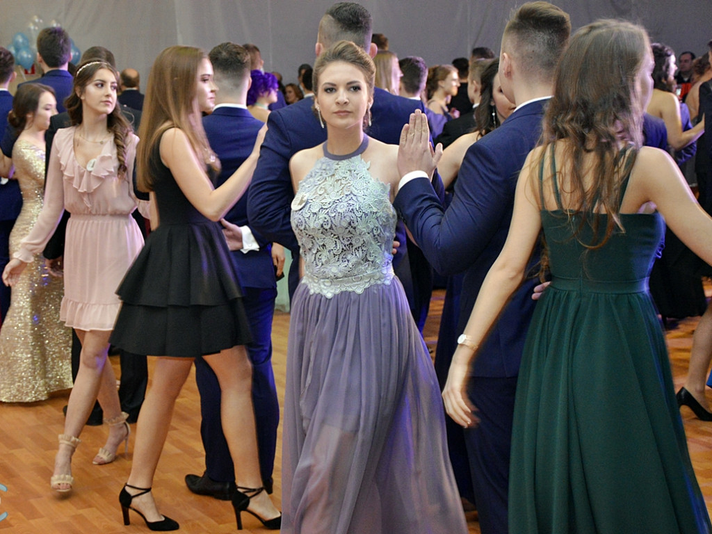 Bal na ponad dwieście par! Studniówka w liceum przy Płockiej [FOTORELACJA]