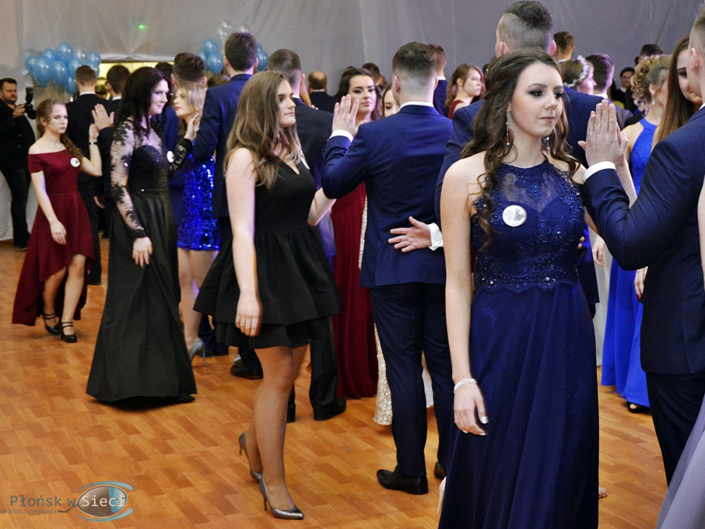 Bal na ponad dwieście par! Studniówka w liceum przy Płockiej [FOTORELACJA]