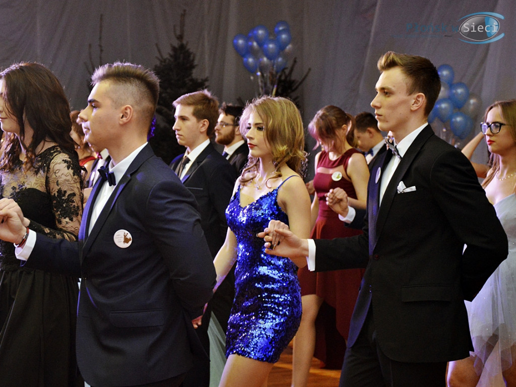 Bal na ponad dwieście par! Studniówka w liceum przy Płockiej [FOTORELACJA]