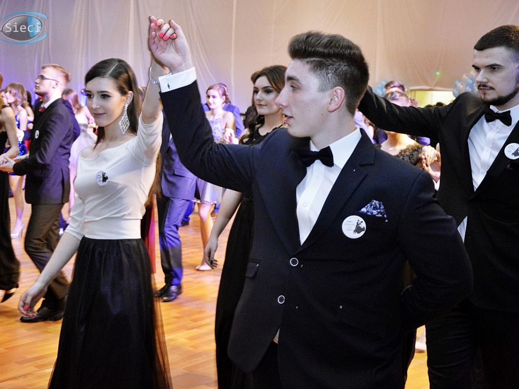 Bal na ponad dwieście par! Studniówka w liceum przy Płockiej [FOTORELACJA]