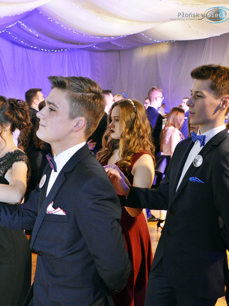 Bal na ponad dwieście par! Studniówka w liceum przy Płockiej [FOTORELACJA]