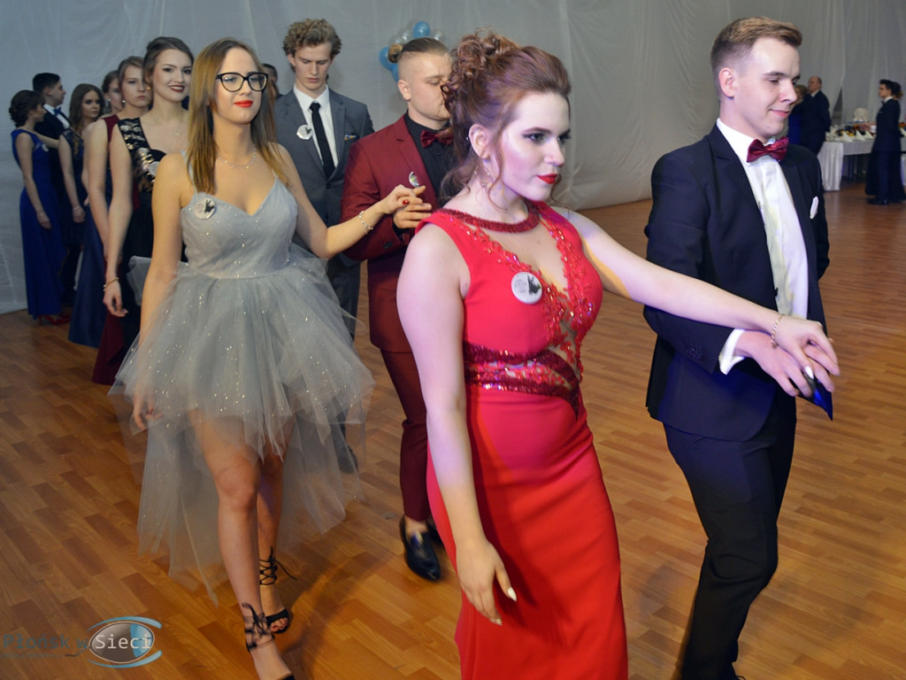 Bal na ponad dwieście par! Studniówka w liceum przy Płockiej [FOTORELACJA]