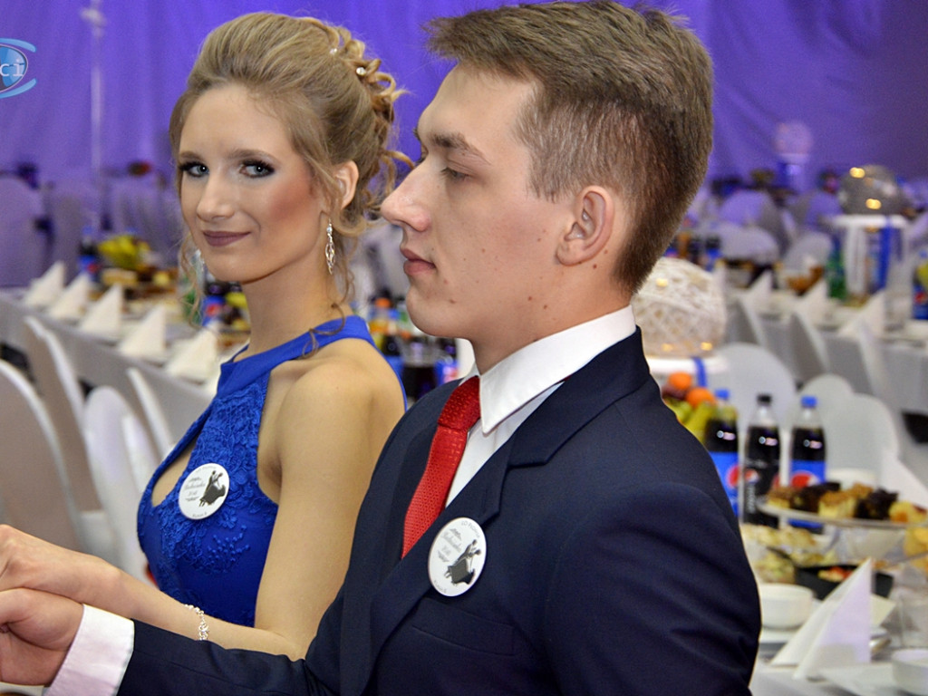 Bal na ponad dwieście par! Studniówka w liceum przy Płockiej [FOTORELACJA]