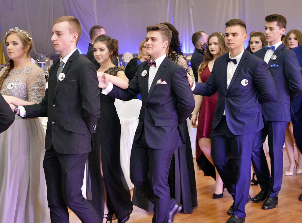 Bal na ponad dwieście par! Studniówka w liceum przy Płockiej [FOTORELACJA]