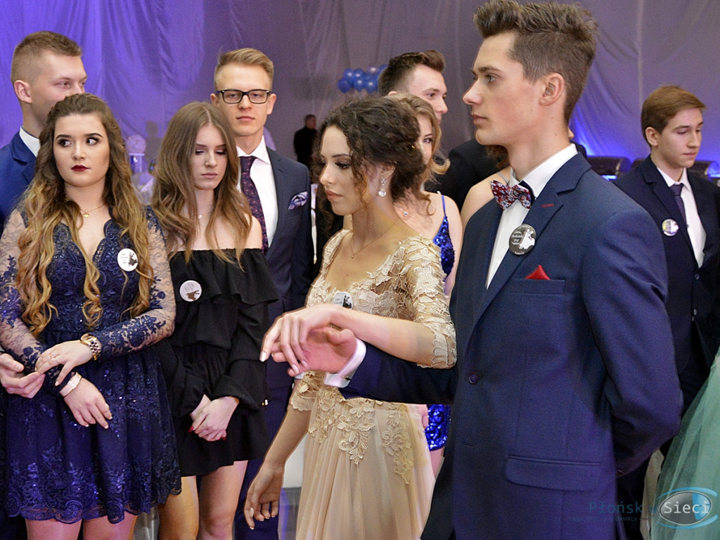 Bal na ponad dwieście par! Studniówka w liceum przy Płockiej [FOTORELACJA]