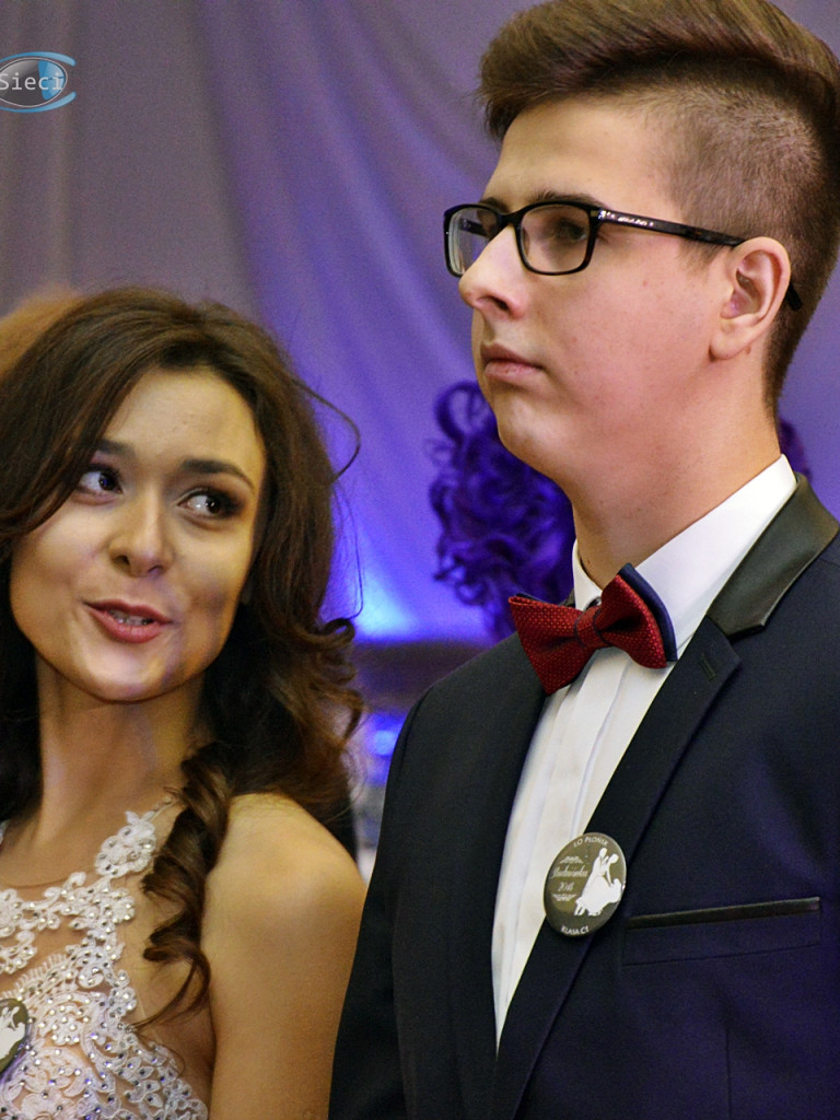 Bal na ponad dwieście par! Studniówka w liceum przy Płockiej [FOTORELACJA]