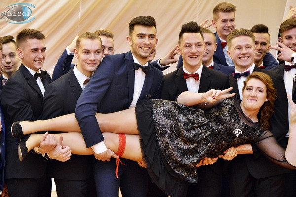 Studniówkowe balowanie maturzystów od Rutkowskiego!