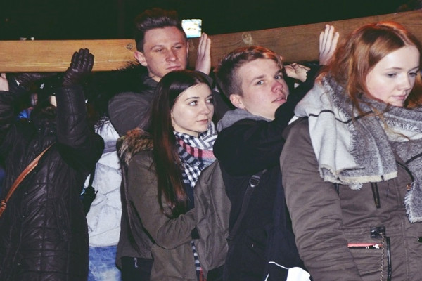 Wierni z krzyżem na ramionach. Tłumy na ulicach [FOTORELACJA]