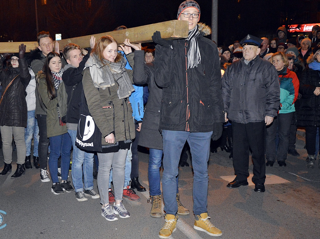 Wierni z krzyżem na ramionach. Tłumy na ulicach [FOTORELACJA]