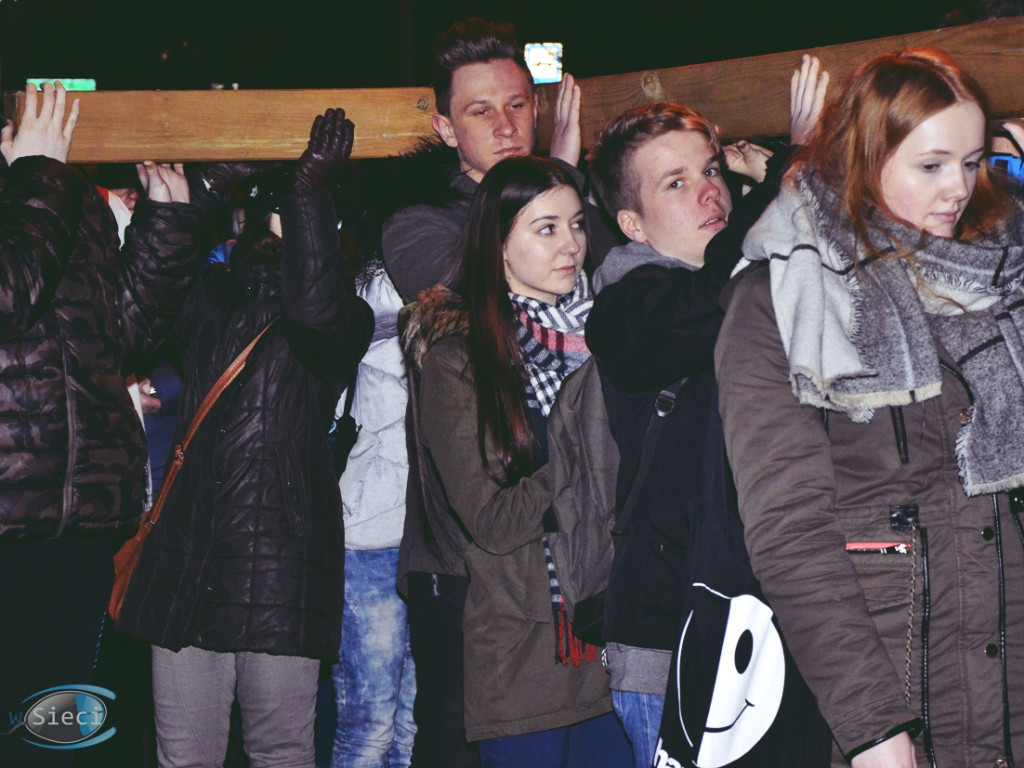 Wierni z krzyżem na ramionach. Tłumy na ulicach [FOTORELACJA]