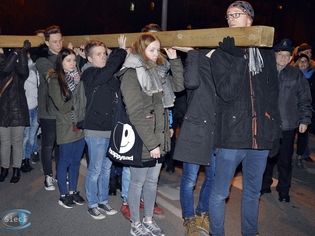 Wierni z krzyżem na ramionach. Tłumy na ulicach [FOTORELACJA]