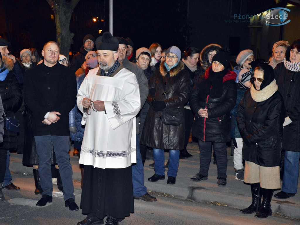 Wierni z krzyżem na ramionach. Tłumy na ulicach [FOTORELACJA]