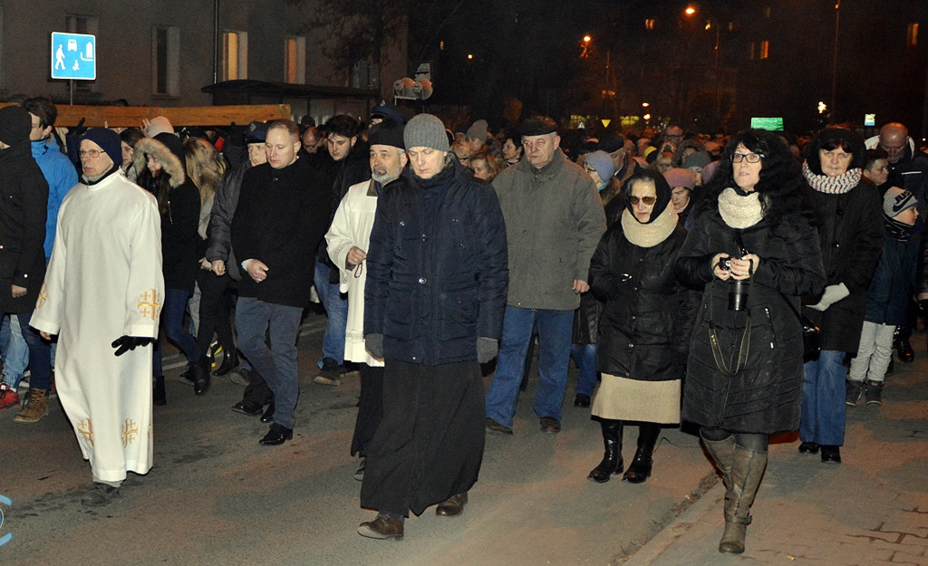Wierni z krzyżem na ramionach. Tłumy na ulicach [FOTORELACJA]