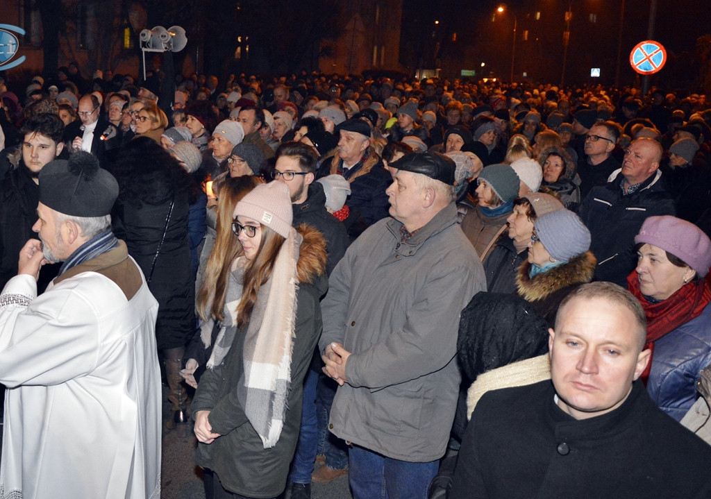Wierni z krzyżem na ramionach. Tłumy na ulicach [FOTORELACJA]