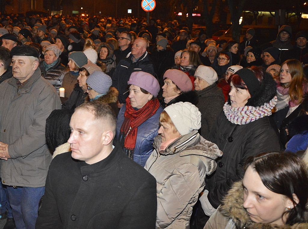 Wierni z krzyżem na ramionach. Tłumy na ulicach [FOTORELACJA]