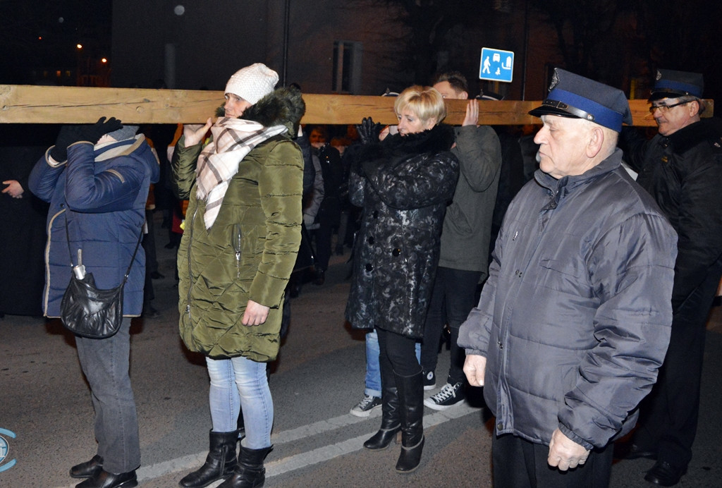 Wierni z krzyżem na ramionach. Tłumy na ulicach [FOTORELACJA]