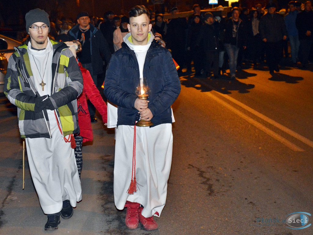 Wierni z krzyżem na ramionach. Tłumy na ulicach [FOTORELACJA]