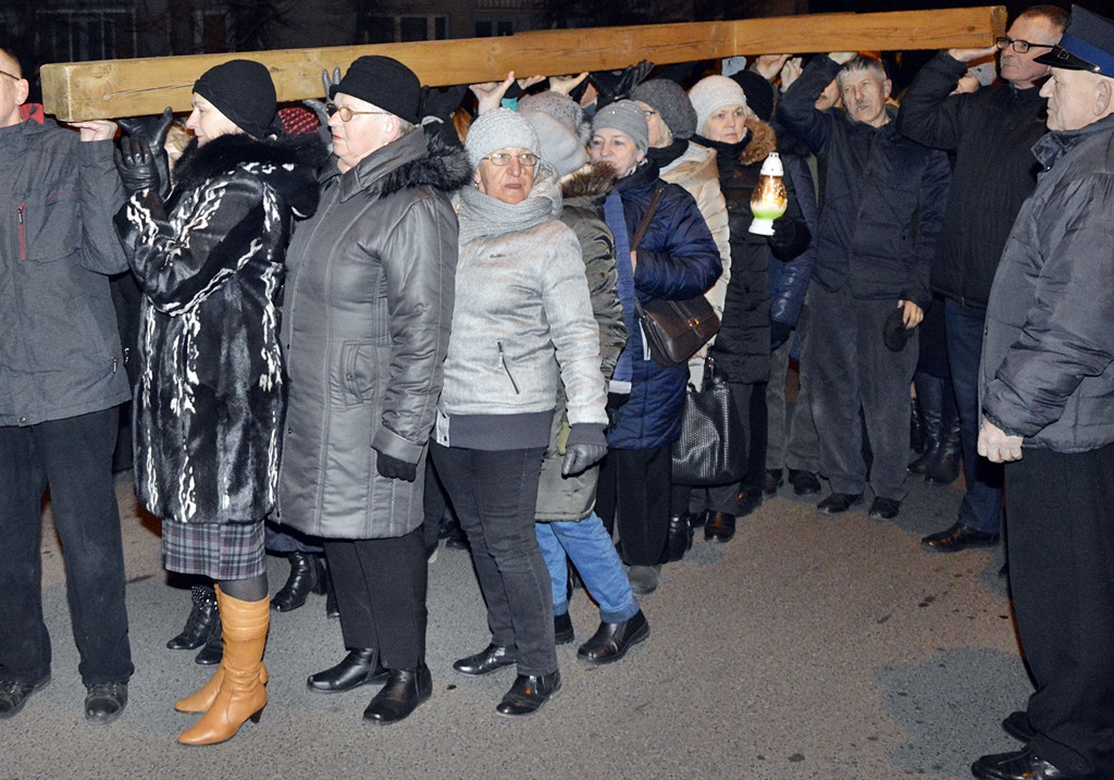 Wierni z krzyżem na ramionach. Tłumy na ulicach [FOTORELACJA]