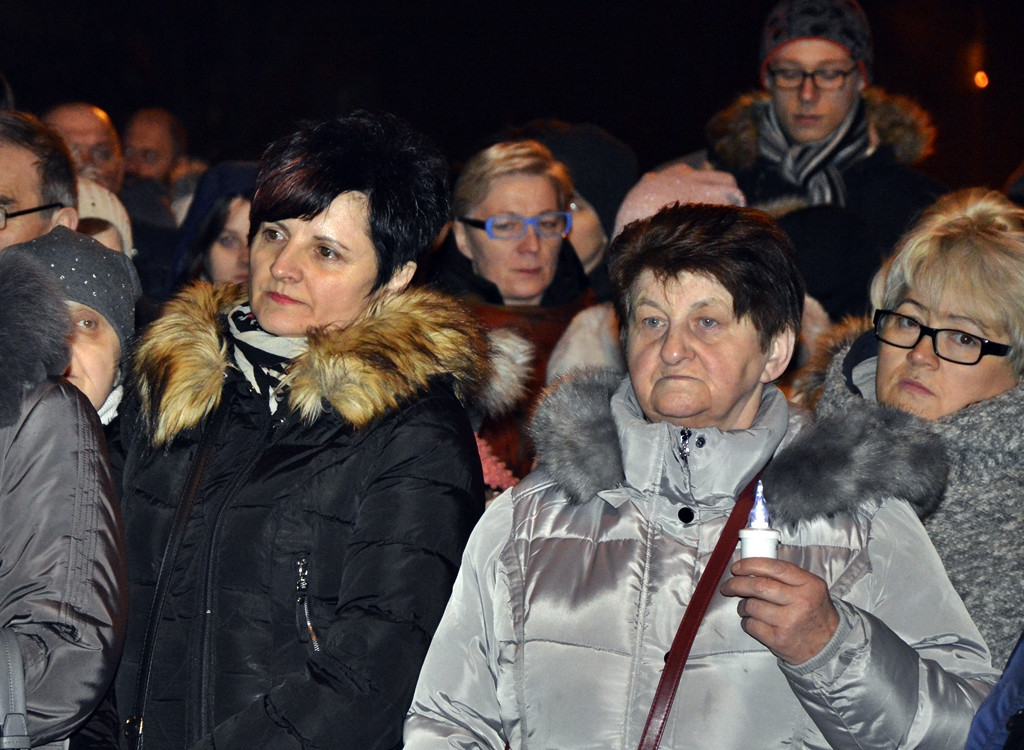Wierni z krzyżem na ramionach. Tłumy na ulicach [FOTORELACJA]