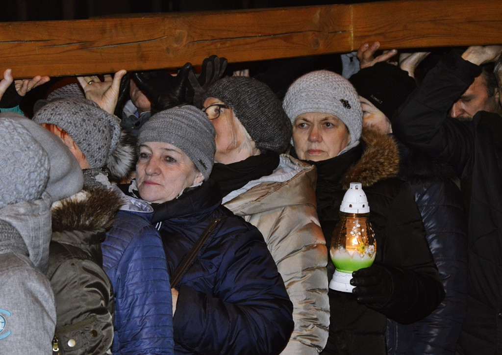 Wierni z krzyżem na ramionach. Tłumy na ulicach [FOTORELACJA]