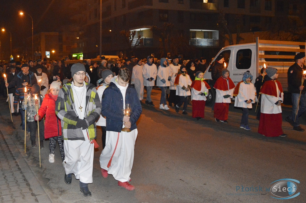 Wierni z krzyżem na ramionach. Tłumy na ulicach [FOTORELACJA]