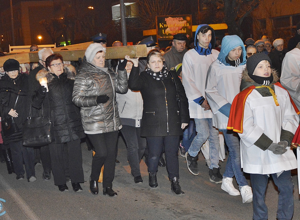 Wierni z krzyżem na ramionach. Tłumy na ulicach [FOTORELACJA]
