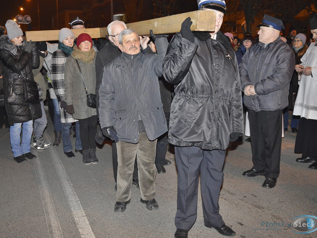 Wierni z krzyżem na ramionach. Tłumy na ulicach [FOTORELACJA]