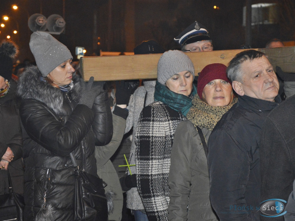 Wierni z krzyżem na ramionach. Tłumy na ulicach [FOTORELACJA]