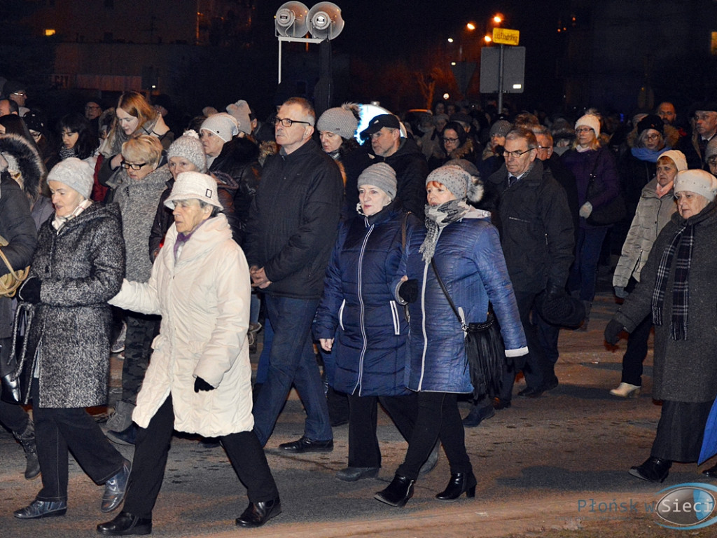 Wierni z krzyżem na ramionach. Tłumy na ulicach [FOTORELACJA]