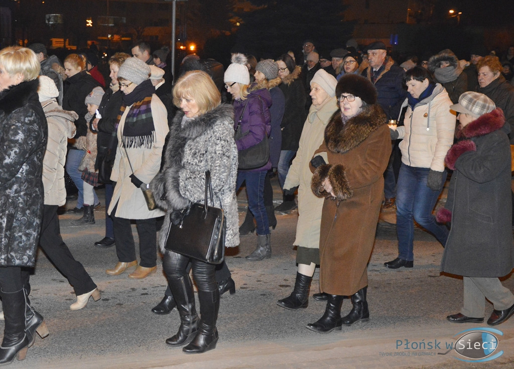 Wierni z krzyżem na ramionach. Tłumy na ulicach [FOTORELACJA]