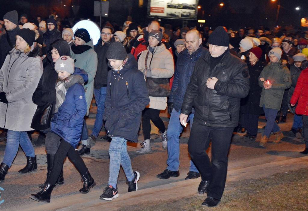 Wierni z krzyżem na ramionach. Tłumy na ulicach [FOTORELACJA]