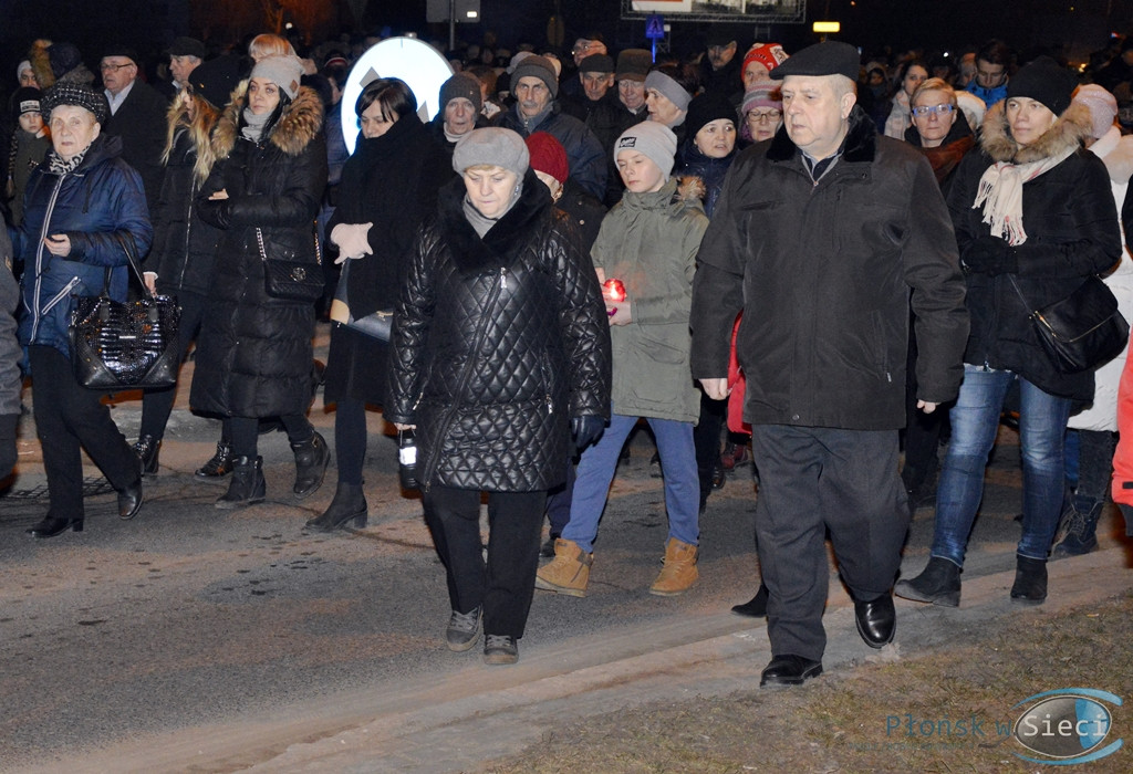 Wierni z krzyżem na ramionach. Tłumy na ulicach [FOTORELACJA]
