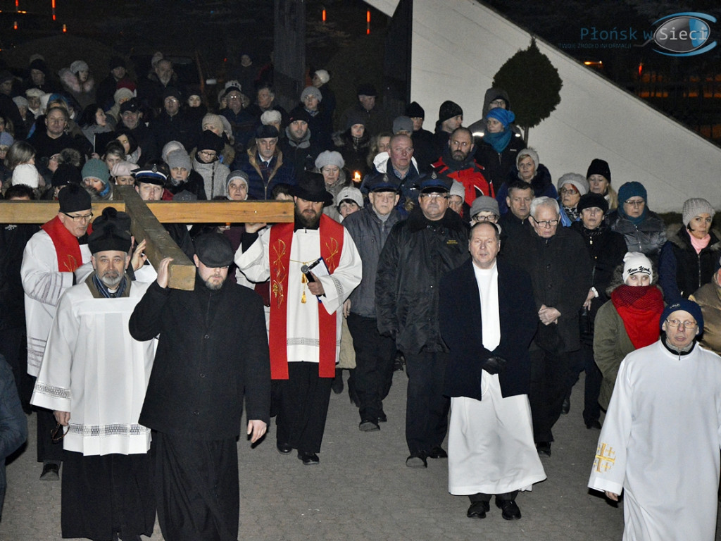 Wierni z krzyżem na ramionach. Tłumy na ulicach [FOTORELACJA]