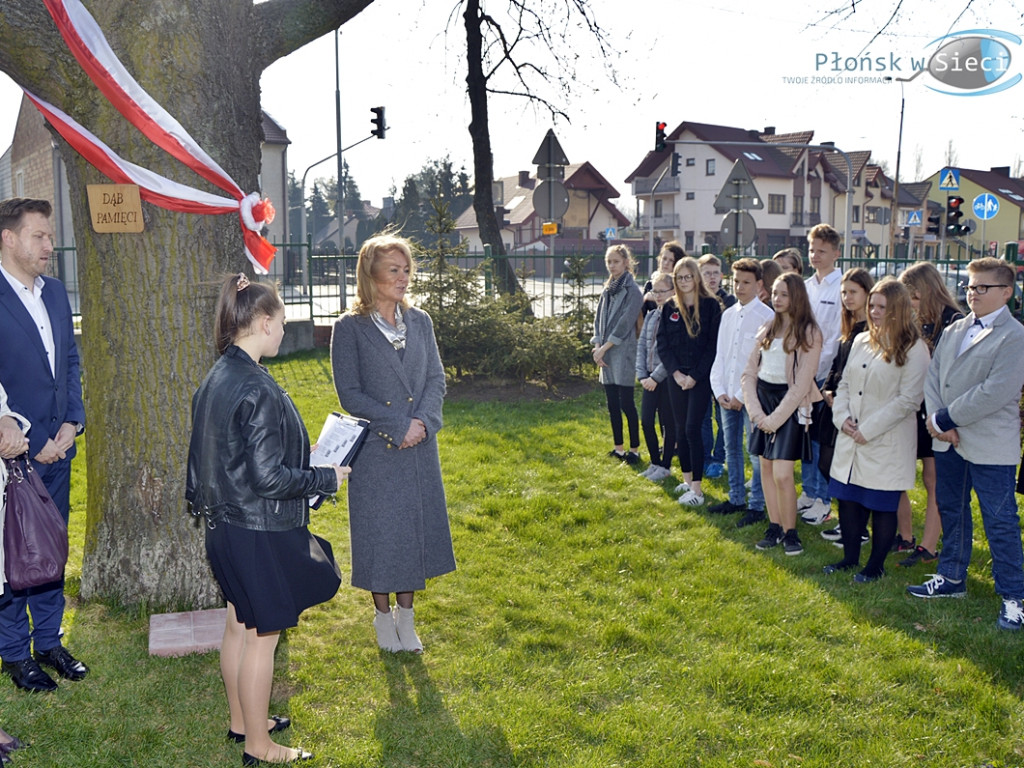 Katyński wiersz pod dębem pamięci