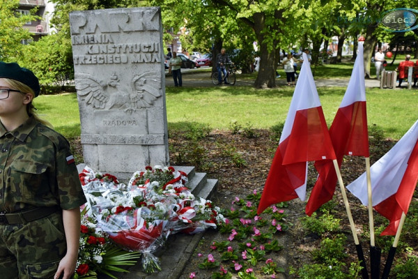 Niech się święci 3 maja! Polska przypomina nieco drużynę piłkarską... [FOTORELACJA]